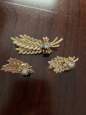 Sarah Coventry “Harvest Time” Gold Leaf Brooch and Clip Set with Clear Crystals